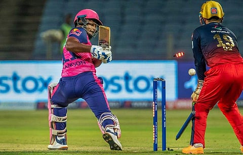 ഹസരംഗയുടെ പന്തില്‍ സഞ്ജു ക്ലീന്‍ ബൗള്‍ഡാവുന്നു/ഫോട്ടോ: പിടിഐ