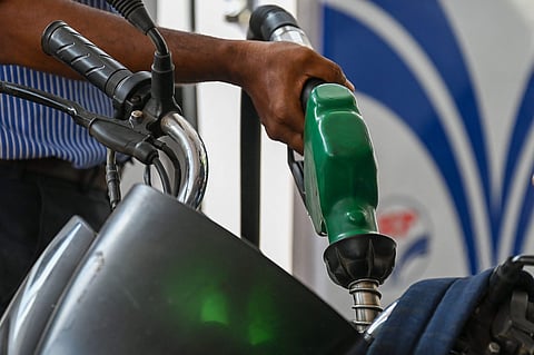 ഇന്ധന നികുതി കുറയ്‌ക്കേണ്ടത് ആര്?/ഫയല്‍