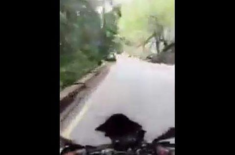 താമരശേരി ചുരത്തില്‍ ബൈക്ക് യാത്രക്കാരന് മേല്‍ പാറക്കല്ല് പതിക്കുന്ന ദൃശ്യം