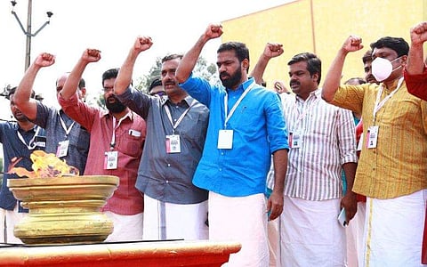 ഡിവൈഎഫ്‌ഐ നേതാക്കള്‍ അഭിവാദ്യം അര്‍പ്പിക്കുന്നു/ ഫെയ്‌സ്ബുക്ക്