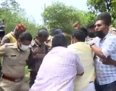 സില്‍വര്‍ലൈന്‍ കല്ലിടലിനെതിരെ പ്രതിഷേധം/ ടിവി ദൃശ്യം