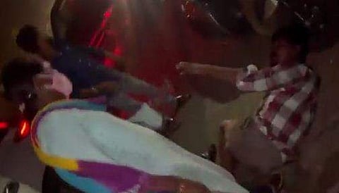 യുവതി മര്‍ദ്ദിക്കുന്നതിന്റെ വീഡിയോദൃശ്യം