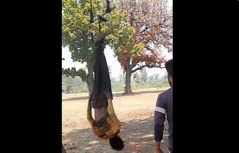 യുവാവിനെ മരത്തില്‍ തലകീഴായി കെട്ടിയിട്ട് മര്‍ദ്ദിക്കുന്ന ദൃശ്യം