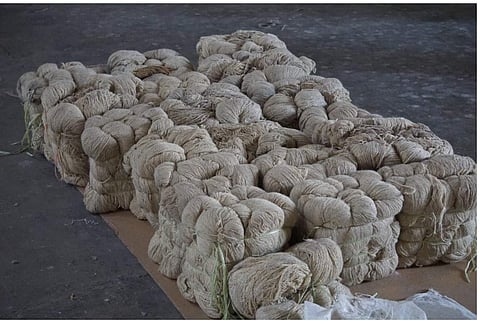 ഹെറോയിനില്‍ മുക്കിയെടുത്ത് ഉണക്കിയ നൂല്‍ കെട്ടുകള്‍/സിബിഐസി ട്വീറ്റ് ചെയ്ത ചിത്രം