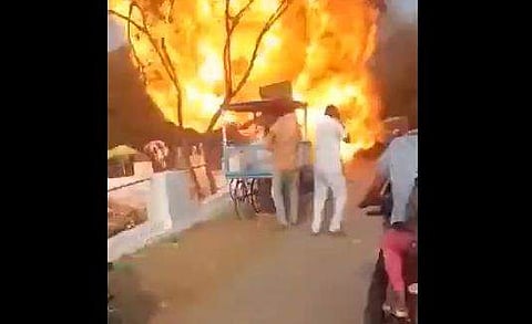 പാര്‍ക്ക് ചെയ്തിരുന്ന ബുള്ളറിന് തീപിടിച്ചപ്പോള്‍