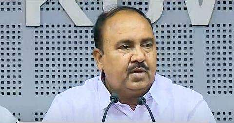 ചന്ദ്രശേഖരന്‍ വാര്‍ത്താസമ്മേളനത്തില്‍ സംസാരിക്കുന്നു/ ടെലിവിഷന്‍ ദൃശ്യം