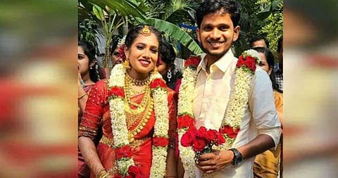 റെജിലും ഭാര്യയും