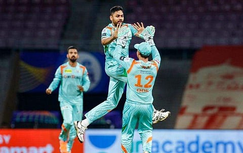 ഹൈദരാബാദിന്റെ അബ്ദുൾ സമദിന്റെ വിക്കറ്റ് ആഘോഷിച്ച് ലഖ്‌നൗ സൂപ്പർ ജയന്റ്‌സിന്റെ ആവേശ് ഖാൻ‌/ചിത്രം: പിടിഐ