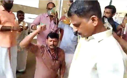 തൃശൂര്‍ കോര്‍പ്പറേഷനില്‍ കലക്കവെള്ളത്തില്‍ കുളിച്ച് ബിജെപി കൗണ്‍സിലര്‍മാരുടെ പ്രതിഷേധം