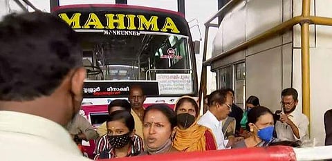 പന്നിയങ്കര ടോള്‍ പ്ലാസയില്‍ സ്വകാര്യ ബസ് തടഞ്ഞപ്പോള്‍