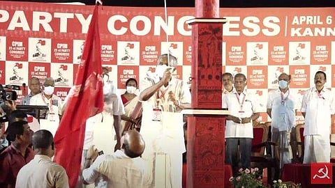 പിണറായി വിജയന്‍ പതാക ഉയര്‍ത്തുന്നു