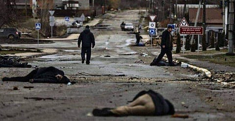 റഷ്യന്‍ സൈന്യം കൊലപ്പെടുത്തിയവരുടെ മൃതദേഹങ്ങള്‍ തെരുവില്‍/ ട്വിറ്റര്‍ ചിത്രം