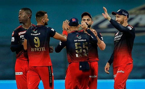 വിക്കറ്റ് ആഘോഷിക്കുന്ന ആർസിബി താരങ്ങൾ/ ചിത്രം: പിടിഐ