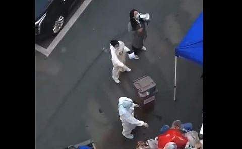 മെഗാഫോണിലൂടെ കോവിഡ് മുന്നറിയിപ്പുകള്‍ നല്‍കുന്ന ആരോഗ്യപ്രവര്‍ത്തകരുടെ ദൃശ്യം