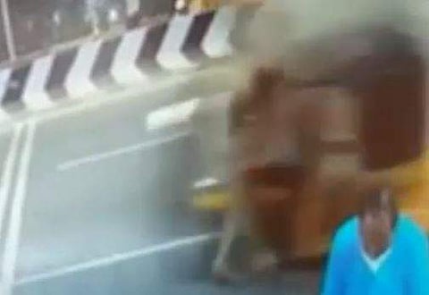 എസ്‌ഐയെ ഓട്ടോറിക്ഷ ഇടിച്ചുതെറിപ്പിക്കുന്ന ദൃശ്യം