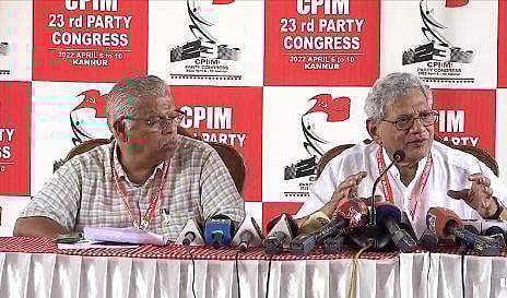 സീതാറാം യെച്ചൂരി വാര്‍ത്താസമ്മേളനത്തിനിടെ