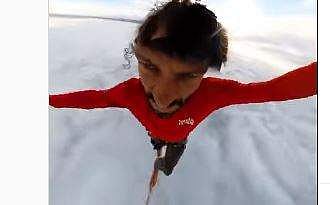 ആകാശത്തുകൂടി നടന്ന് യുവാവിന്റെ പ്രകടനം