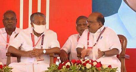 സെമിനാര്‍ വേദിയില്‍ വച്ച് മുഖ്യമന്ത്രി പിണറായി വിജയന്‍ കെ വി തോമസുമായി ആശയവിനിമയം നടത്തുന്നു