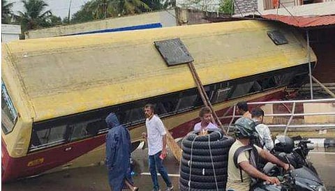 ബസ് കടയിലേക്ക് ഇടിച്ചുകയറി/ ടിവി ദൃശ്യം