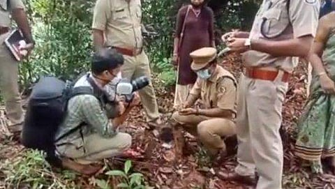 വെടിയുണ്ടകള്‍ പരിശോധിക്കുന്ന മെഡിക്കല്‍ കോളജ് പൊലീസ്‌