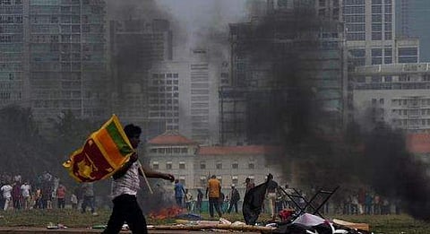 സര്‍ക്കാര്‍ വിരുദ്ധ പ്രക്ഷോഭകാരികളുമായി മഹിന്ദ രജപക്‌സെയുടെ അനുകൂലികള്‍ ഏറ്റുമുട്ടിയപ്പോള്‍- എപി