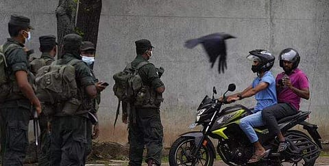 വാഹന പരിശോധന നടത്തുന്ന ശ്രീലങ്കന്‍ സൈന്യം, എപി