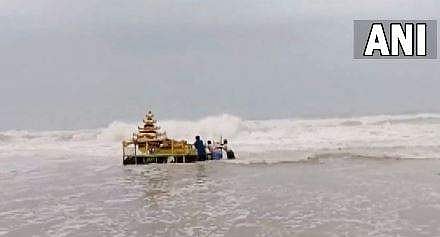 കടല്‍ത്തീരത്തടിഞ്ഞ സ്വര്‍ണനിറത്തിലുള്ള രഥം, എഎന്‍ഐ