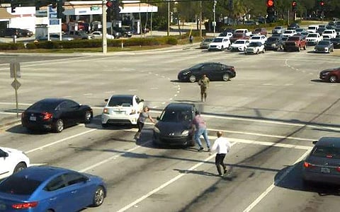 സിഗ്നലില്‍ മുന്നോട്ടു നീങ്ങിയ കാര്‍ തടഞ്ഞുനിര്‍ത്തുന്ന യാത്രക്കാരുടെ ദൃശ്യം