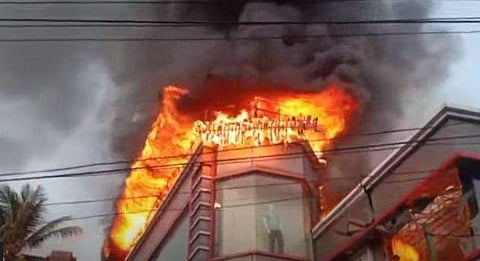 മെട്രോ സില്‍ക്‌സ് എന്ന വസ്ത്രവില്‍പ്പന ശാലയില്‍ തീപടര്‍ന്നപ്പോള്‍/ടെലിവിഷന്‍ ദൃശ്യം