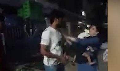 നടുറോഡില്‍ നടിയും യൂട്യൂബറും തമ്മില്‍ അടിപിടി കൂടുന്ന ദൃശ്യം