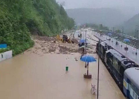 മിന്നല്‍ പ്രളയത്തില്‍ ന്യൂഹാഫ്‌ലോങ് റെയില്‍വേ സ്‌റ്റേഷനില്‍ വെള്ളം കയറിയപ്പോള്‍, എഎന്‍ഐ