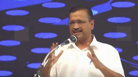 കിഴക്കമ്പലത്തെ യോഗത്തില്‍ കെജരിവാള്‍ സംസാരിക്കുന്നു