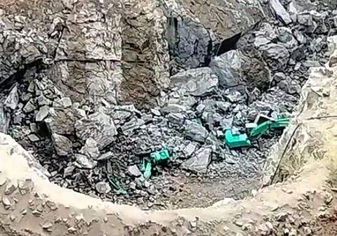 തമിഴ്‌നാട്ടില്‍ മണ്ണിടിച്ചിലിനെ തുടര്‍ന്ന് ക്വാറിയില്‍ തൊഴിലാളികള്‍ കുടുങ്ങിയപ്പോള്‍, ഫോട്ടോ: എക്‌സ്പ്രസ്‌