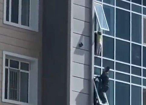 മൂന്ന് വയസ്സുകാരിയെ രക്ഷപ്പെടുത്തുന്ന വീഡിയോ ദൃശ്യം