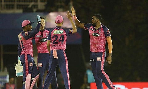 വിക്കറ്റ് നേട്ടം ആ​ഘോഷിക്കുന്ന രാജസ്ഥാൻ താരങ്ങൾ/ ചിത്രം: ട്വിറ്റർ