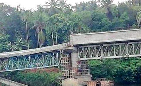 തകര്‍ന്ന കൂളിമാട് പാലം