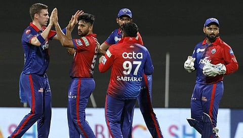 വിക്കറ്റ് വീഴ്ത്തിയ ശാര്‍ദുളിനെ അഭിനന്ദിക്കുന്ന ഡല്‍ഹി താരങ്ങള്‍/ഫോട്ടോ: പിടിഐ