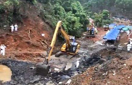 ചൈനീസ് വിമാനം തകര്‍ന്നുവീണ സ്ഥലത്ത് നടത്തുന്ന പരിശോധനയുടെ ദൃശ്യം