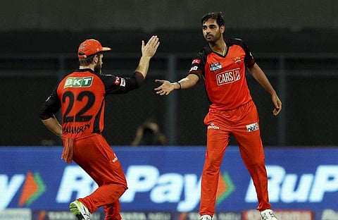 സഞ്ജയ് യാദവിന്റെ വിക്കറ്റ് ആഘോഷിക്കുന്ന ഭുവനേശ്വർ കുമാർ/ പിടിഐ