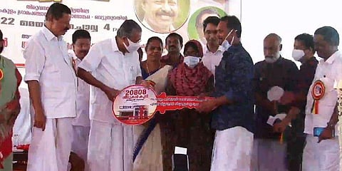 ലൈഫ് പദ്ധതിയില്‍ പൂര്‍ത്തികരിച്ച വീടിന്റെ താക്കോല്‍ദാനം മുഖ്യമന്ത്രി നിര്‍വഹിക്കുന്നു