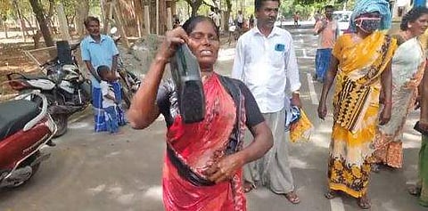 കലക്ടര്‍ ഓഫീസിന് മുന്നില്‍ ആത്മഹത്യയ്ക്ക് ശ്രമിക്കുന്ന സ്ത്രീയുടെ ദൃശ്യം