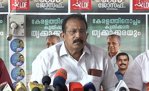 എം ബി മുരളീധരന്‍ വാര്‍ത്താ സമ്മേളനം നടത്തുന്നു/ ഫെയ്‌സ്ബുക്ക്‌