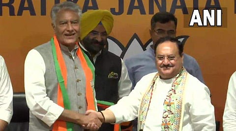 സുനില്‍ ഝക്കറെ ജെ പി നഡ്ഡ സ്വീകരിക്കുന്നു/ എഎന്‍ഐ