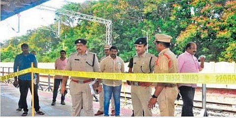 റെയില്‍വേ സ്റ്റേഷനില്‍ പൊലീസ് പരിശോധന നടത്തുന്നു