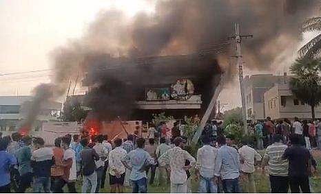 ആന്ധ്രയില്‍ മന്ത്രിയുടെ വീടിന് തീയിട്ട് പ്രതിഷേധം