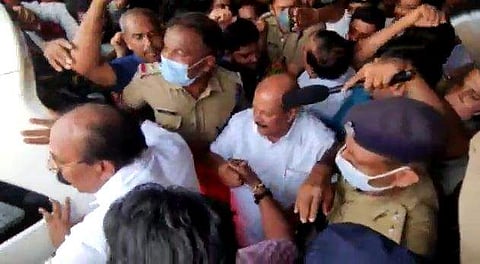 പി സി ജോര്‍ജിനെ കസ്റ്റഡിയിലെടുക്കുന്നു/വീഡിയോ സ്‌ക്രീന്‍ഷോട്ട്‌