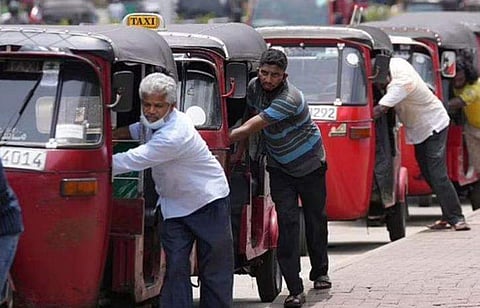 കൊളംബോയിലെ ഒരു പമ്പിന് സമീപം പെട്രോൾ വാങ്ങാൻ ശ്രീലങ്കൻ ഓട്ടോ റിക്ഷാ ഡ്രൈവർമാർ ക്യൂ നിൽക്കുന്നു