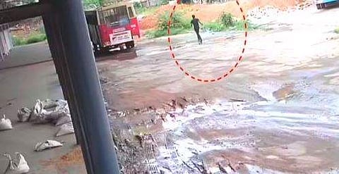 ഡിപ്പോയില്‍ കെഎസ്ആര്‍ടിസി ബസ് മോഷ്ടിക്കുന്ന സെക്യൂരിറ്റി ജീവനക്കാരന്‍, ടെലിവിഷന്‍ ദൃശ്യം