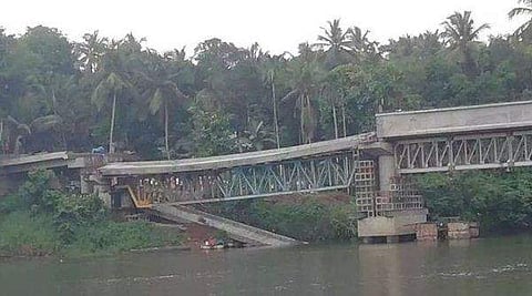 തകര്‍ന്ന കൂളിമാട് പാലം/ ഫെയ്‌സ്ബുക്ക് ചിത്രം