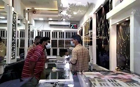 ജ്വല്ലറിയില്‍ പരിശോധന നടത്തുന്ന പൊലീസ് /ടെലിവിഷന്‍ ചിത്രം